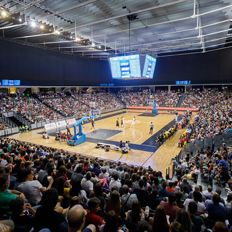 La pista de Navarra Arena convertida en una pista de baloncesto