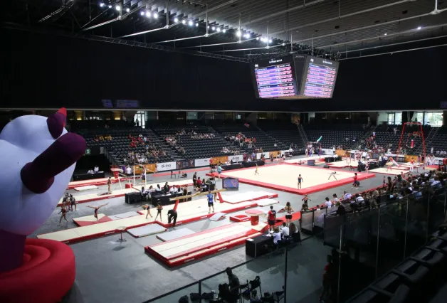 Gimnastas en la pista