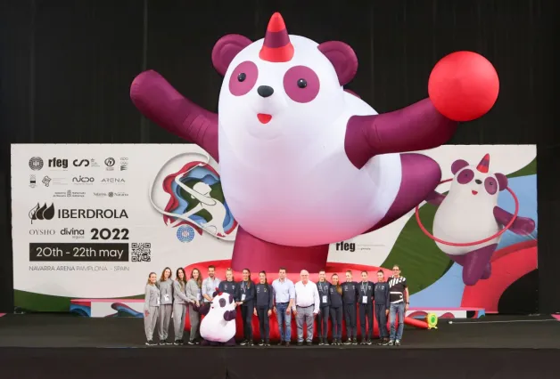 Equipo nacional junto con el Pandi de 8 metros