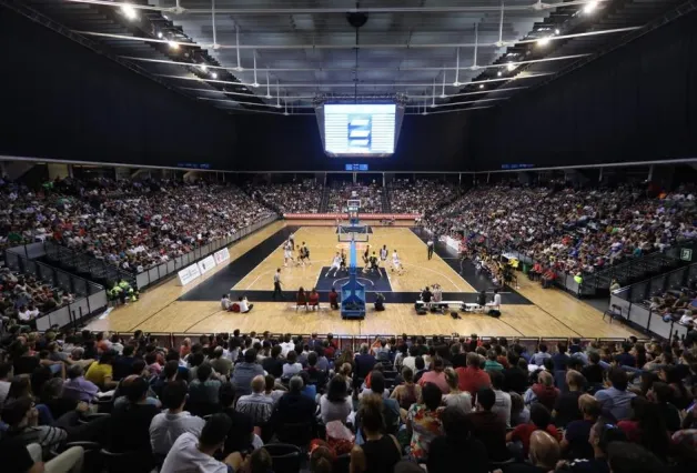 Casi 4.000 personas hacen vibrar Navarra Arena en el Iberostar Tenerife - Kirolbet Baskonia