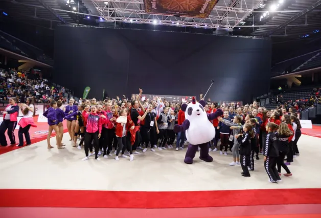 Pandi bailando con las gimnastas del Campeonato de España 2018