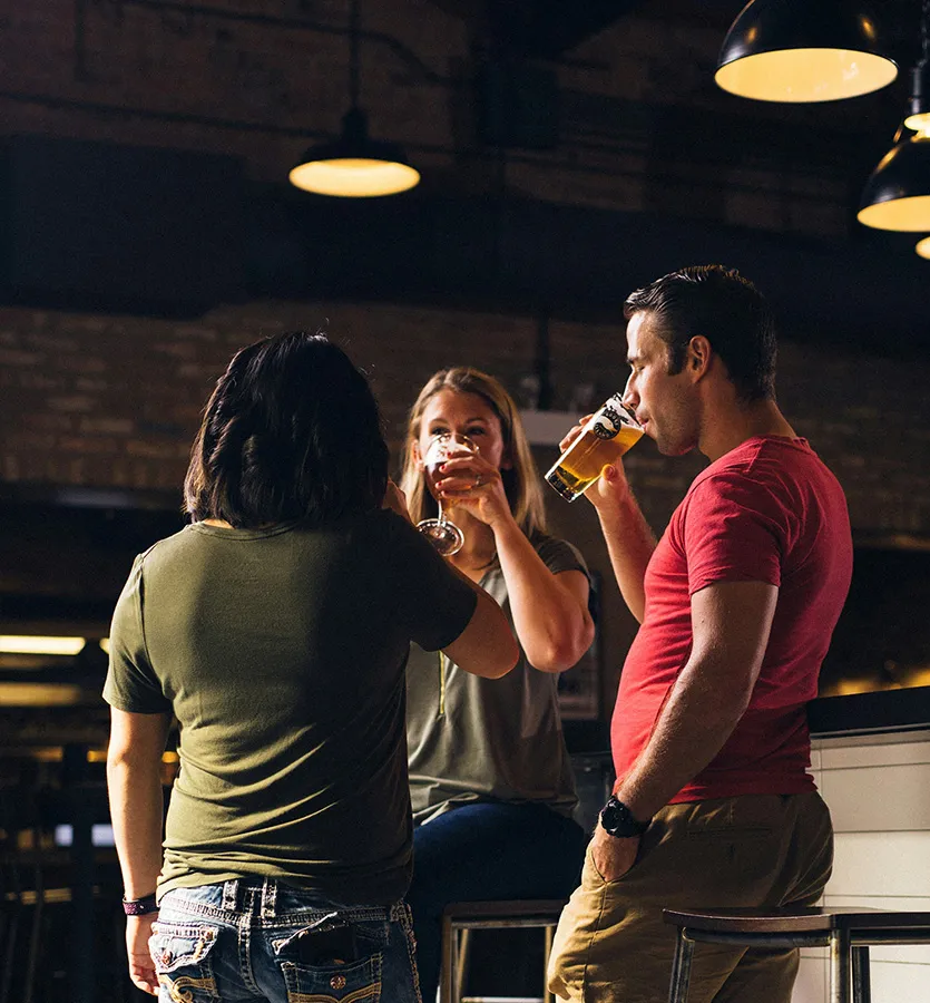 Gente tomando unas cervezs