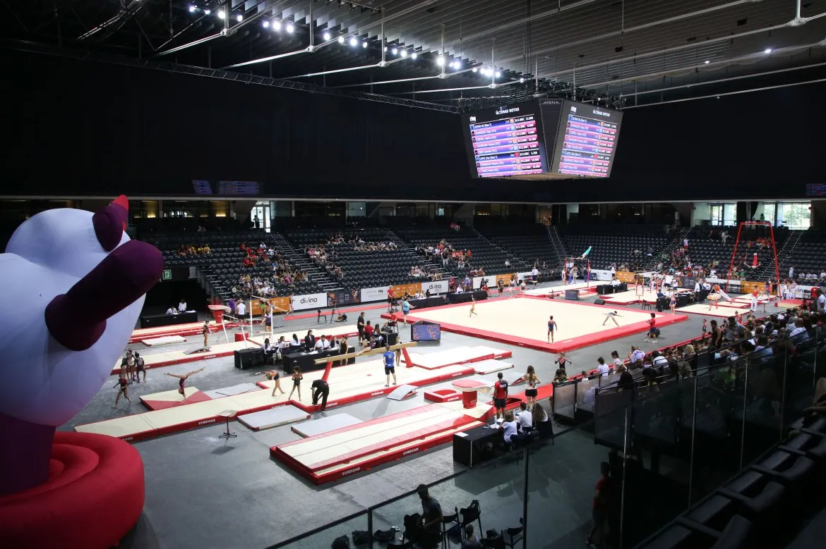 Gimnastas en la pista
