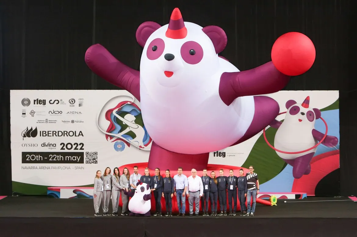 Equipo nacional junto con el Pandi de 8 metros