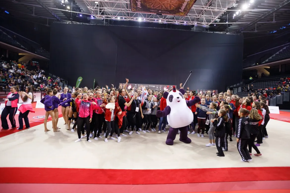 Pandi bailando con las gimnastas del Campeonato de España 2018
